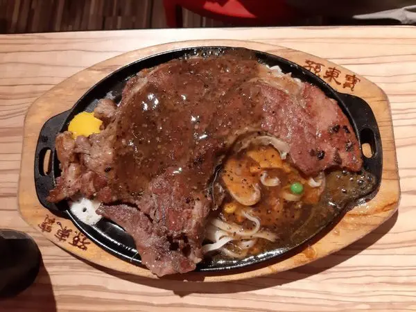 快跟盤子一樣大14oz的牛排~孫東寶牛排