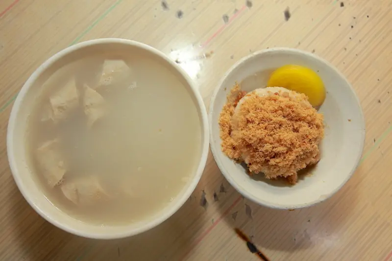 吃。台南|東區| 飄香近ㄧ甲子時光，隱藏在老舊市場裡面，米糕與四神湯銅板價20元「精忠三村米糕」。