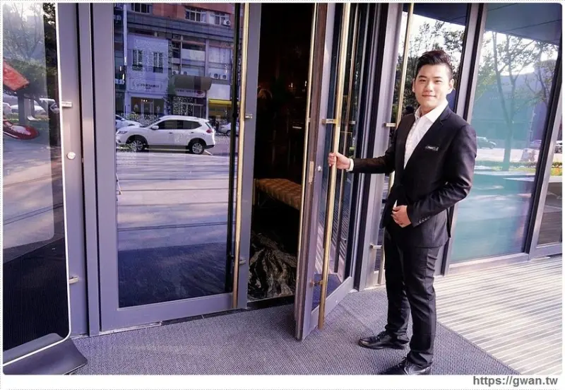 全台首間「 THE WANG」王品頂級乾式熟成牛排館插旗台中，高顏值管家服務！想來約會嗎？