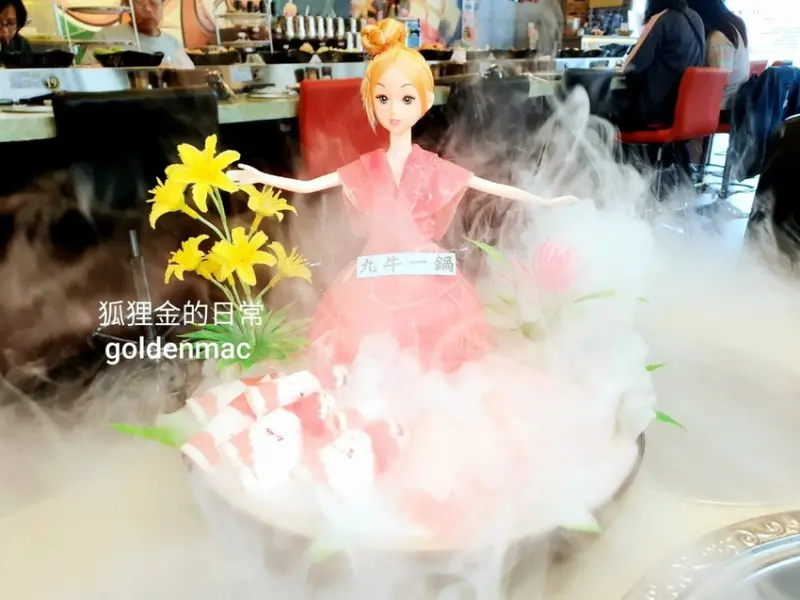 台中美食 │ 九牛一鍋燒烤 超霸氣近兩百種食材 比臉大牛排也是無限量 圖多百樣食材一次看到爽 迴轉式火烤兩吃吃到飽