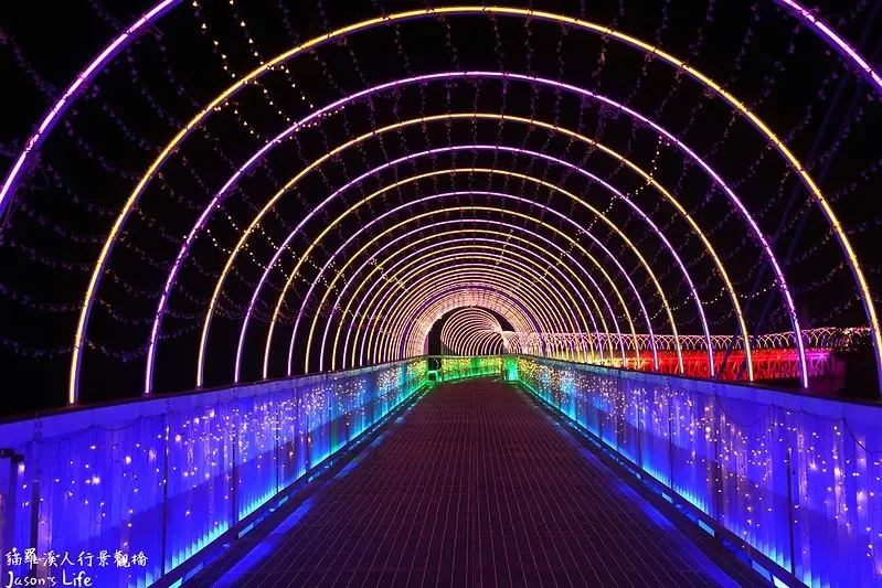 【南投市│景點】貓羅溪人行景觀橋。一道彩虹劃破夜晚的貓羅溪畔，七彩變幻燈光天橋，光之隧道，晚上散步挺浪漫