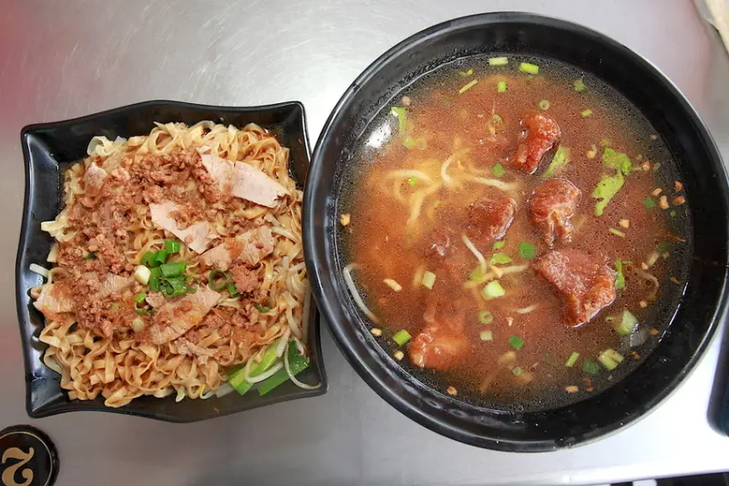 吃。高雄|苓雅區| 附近學生喜歡的店家，整體口感美味定價很超值，值得樂天小高推薦給您品嚐「翠綠軒麵食館」。