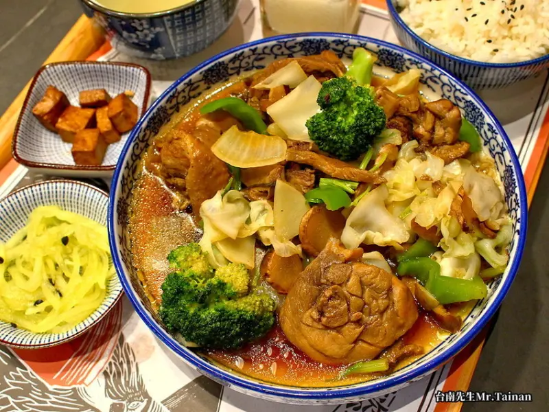 台南雞煲鍋／老饕帶路雞肉控必吃／嚴選食材征服挑嘴人／生意好到連平日都客滿／料多實在CP值高／環境舒適服務親切－