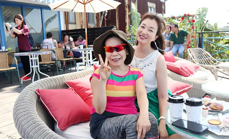 「三芝/淺水灣最美的海景咖啡廳」實現「夢想起飛」的【夢想地圖CAFE海景會館】，結合書香、咖啡香、伴手禮的休閒空間平台，放眼碧海藍天，放寬與大海般的胸懷，徜徉弧線優美的海灘，讓海風吹走所有的煩憂！