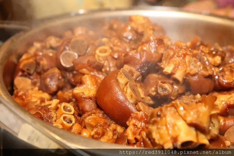 西門商圈美食~捷運西門站台北平價自助式吃到飽首選"台糖台北會館-甜心餐廳",隱藏版夢幻招牌"滷豬腳"滿滿膠質搶攻你味蕾