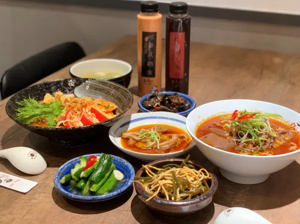 【新北美食】二鬼麵舖 x 招牌麻辣湯拉麵，好吃滿分無懸念!!!起司海鮮乾拌麵，又鮮又奶好想念!!!║捷運台北橋美食推薦、台北橋麵店推薦、蘆洲線美食推薦