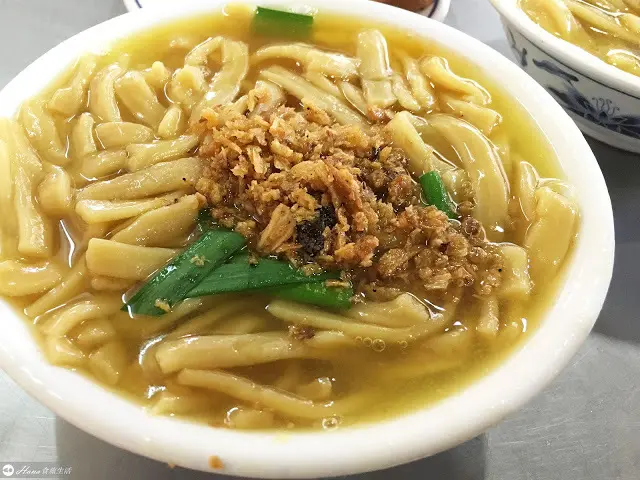 【台中中區】台中大麵羹 | 必吃在地人早餐 油蔥粗麵滿滿古早味 一定要加甜辣醬
