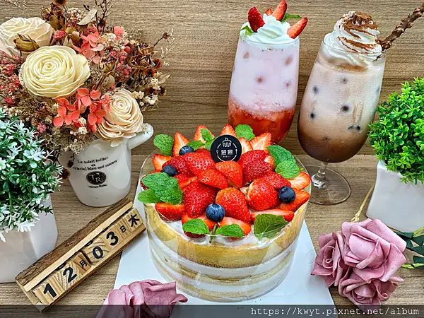 【桃園平鎮做蛋糕推薦】慕慕烘焙DIY。附設攝影棚DIY蛋糕店，草莓季新品，爆量草莓蛋糕再加一杯網美系超~美草莓拿鐵，手作蛋糕、飲品一次完成，內附菜單
