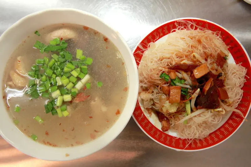 吃。高雄|左營區|左營大路美食。隱藏版傳統小吃美食，飄香超過ㄧ甲子，值得樂天小高推薦給您品嚐「彭家60年古早味豬血湯」。