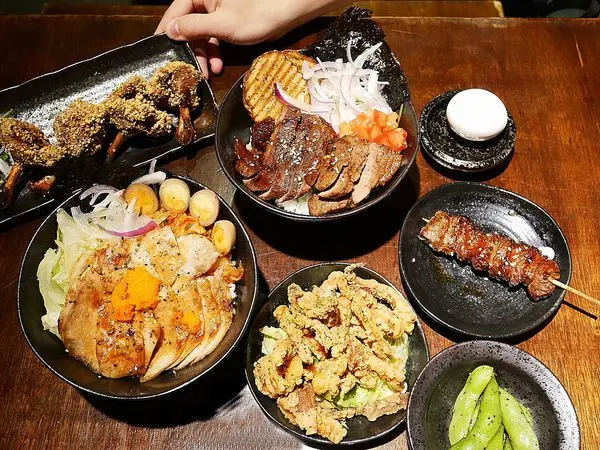 直火人直火燒肉丼飯屋 - 台北士林丼飯推薦，大火直烤的燒肉超吸睛，滿滿肉堆疊在粒粒分明的米飯上，搭配鹹甜醬汁不秒殺怎麼可能