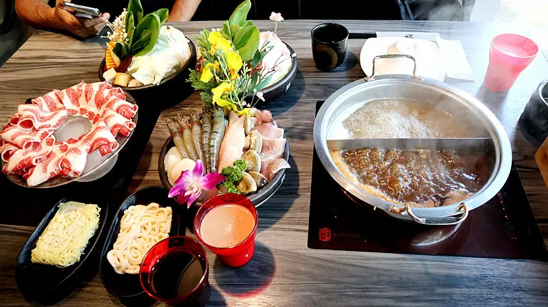 「大直火鍋/內湖火鍋」【闊佬 shabu shabu】窗景無價，食材優質新鮮，湯底熬煮用心，尤其特推麻辣湯底，醇厚撲鼻香，入口麻香濃郁飽滿，涮什麼都好吃！