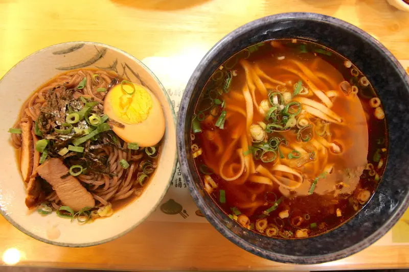 吃。高雄｜楠梓區。來自旗山老街美食，用餐氛圍充滿復古氣氛，製作麵條為訴求，整體餐點口感美味定價合理 「富川號自家製麵」。