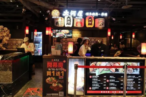 高雄左營區=<食>左營丼飯新選擇【大河屋高雄左營店】~多款美味盡在彩虹市集＊飽足滿足超腹足！高雄丼飯推薦=