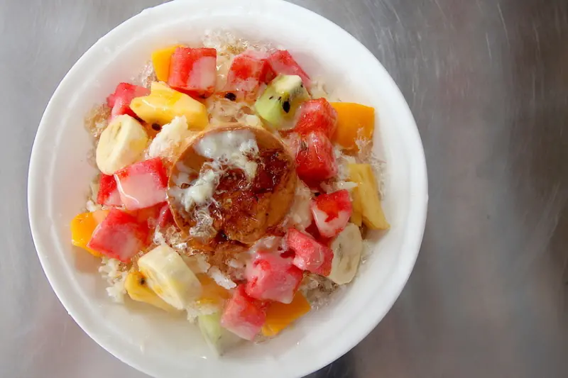 吃。台南|中西區| 超過70年知名水果店，冰品項目很多選擇，古早味蕃茄切盤，水果冰清涼消暑值得推薦 「榮興水果店」。