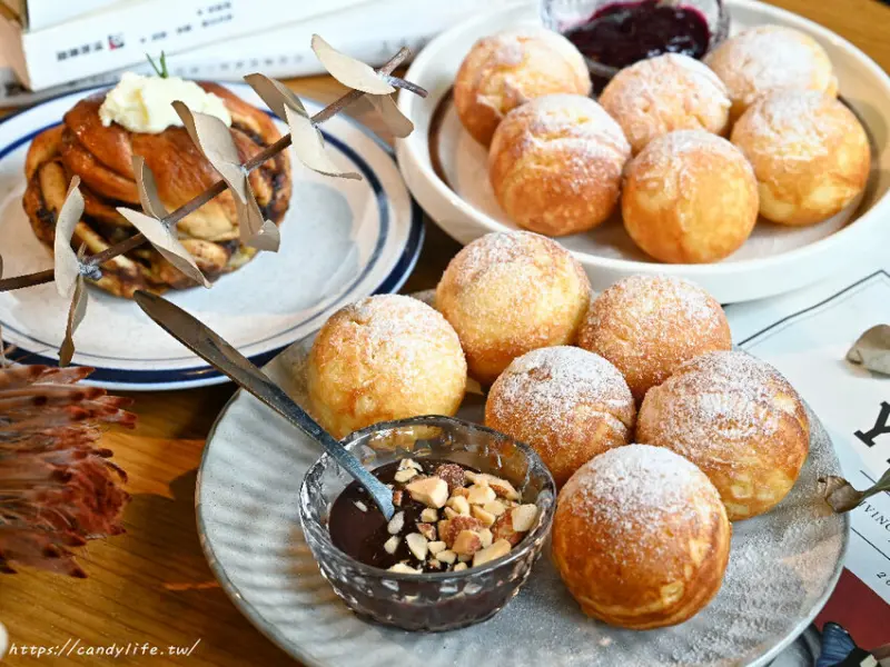 孔雀咖啡｜台中咖啡館推薦，近台中柳川水岸，不只咖啡好喝，還有超可愛的鬆餅球～