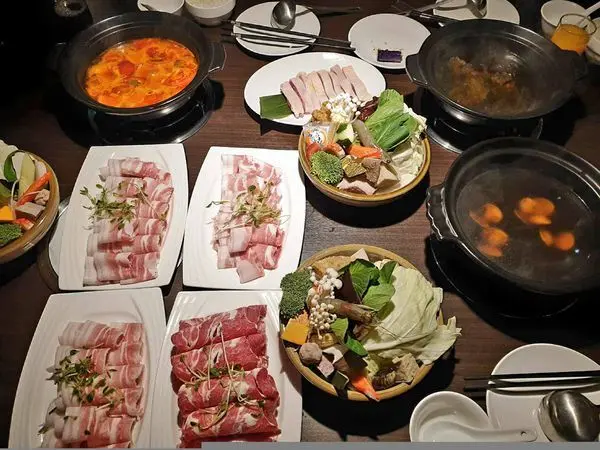 打卡免費再來一盤肉加沙拉吧吃到飽~  黑鍋港式海鮮鍋物