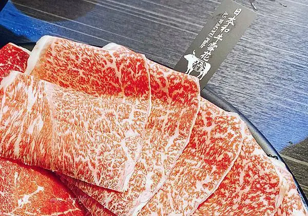 新莊火鍋推薦！武鶴和牛火鍋(個人鍋)-日本和牛、澳洲和牛三吃，鮑魚、生蠔海鮮拼盤-還有桌邊剝蝦服務，加碼打卡送和牛、振興優惠加碼折扣 (新莊美食推薦)