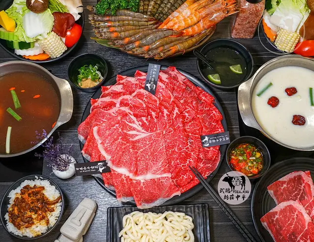 【武鶴個人和牛火鍋—新莊中平店】新莊運動公園人氣鍋物推薦，老闆超佛心~挑戰全台最便宜!只要$770就有個人鍋物~獨享A5級日本和牛!?還有專人剝蝦服務!!