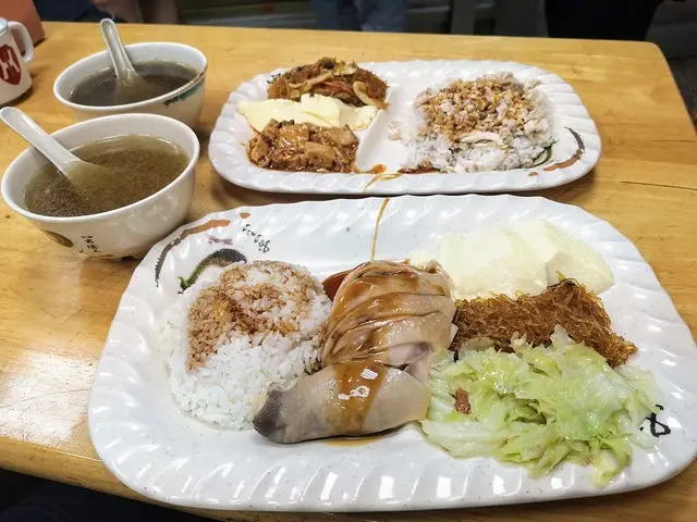 【新北淡水美食】正莊古早味好吃雞肉店，雞腿肉質鮮嫩不乾柴，點便當免費送當歸雞清湯！