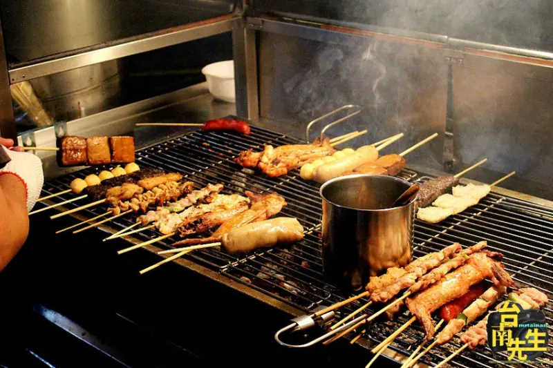 台南串燒／每日限量晚來吃不到／隱身市場一賣20多年／剛擺攤就有客人上門／木炭烘烤香氣撲鼻／在地人激推私房宵夜