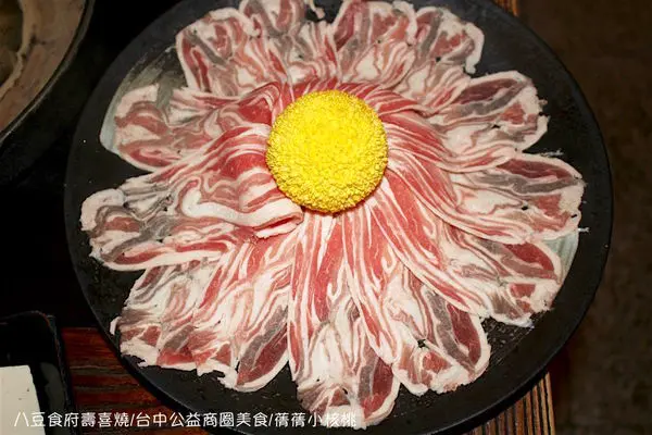 【台中公益商圈美食】八豆食府壽喜燒。盡情地大口吃肉吧！！甘醇不膩口的關西日式正統風味，各種高優質的肉品、新鮮蔬菜、飲品、冰淇淋...無限量供應，就是要吃.到.飽！