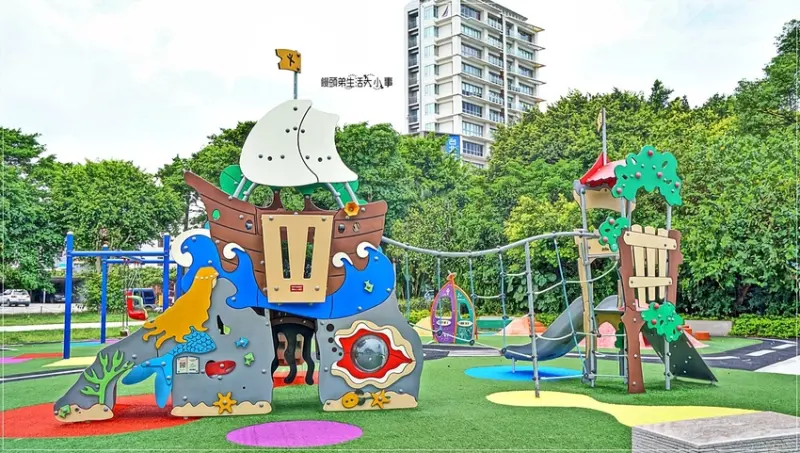 【新北景點】八里水興公公園～親子同遊，首座道路交通特色公園，綠林城堡冒險遊具，採用PU鋪面，無障礙大轉盤，鞦韆、獨木橋、兒童車道