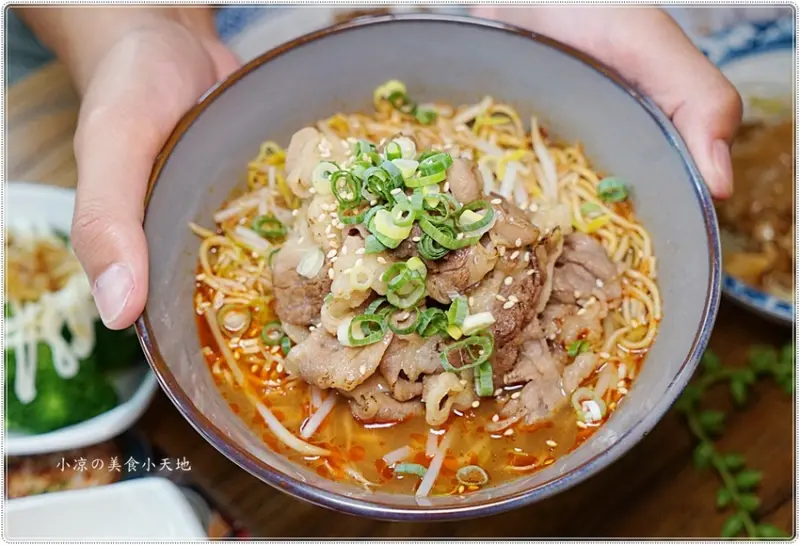 加坐麵店崇德旗艦店║文青麵店只要銅板價，呷麵、切滷味，每一味都濃郁，文青必去！