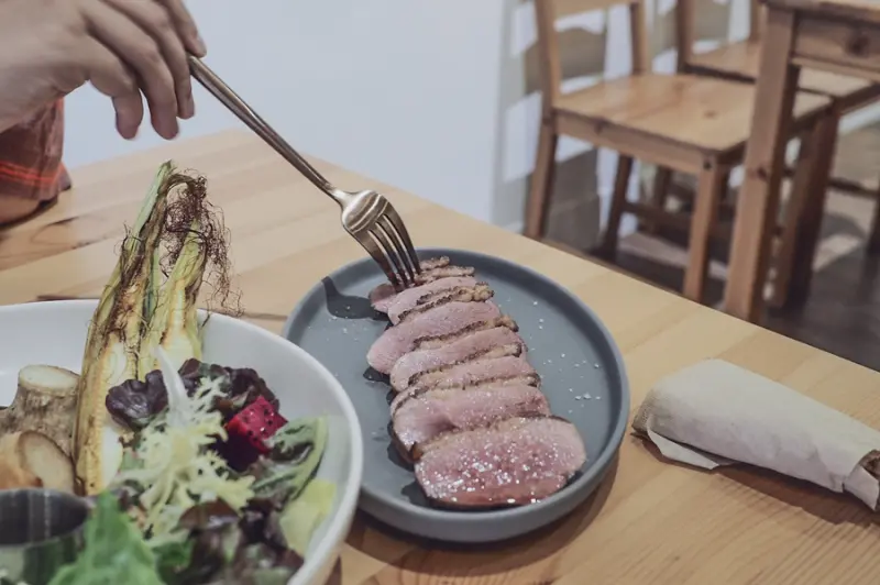 島島+｜南投草屯不限時餐廳，烤蔬菜盤是熱門餐點，激推櫻桃鴨胸！