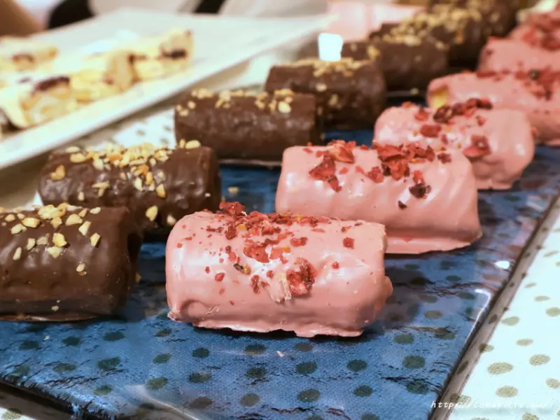 青鳥旅行│台中人氣伴手禮，全台獨家創意蛋捲，人氣肉鬆蛋捲、Ruby巧克力蛋捲，在新光三越也買的到～