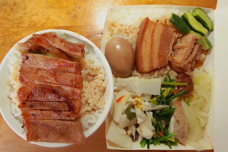 吃。高雄｜楠梓區。楠梓火車站周遭美食，當地知名燒肉店，用餐時間人潮滿滿，整體口感中規中矩定價偏貴「元泰燒肉飯」。