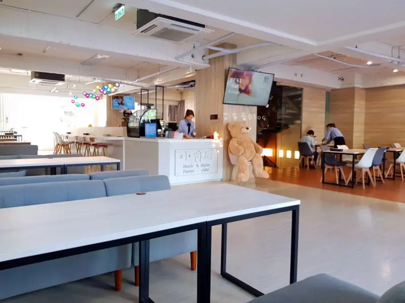 《高雄美食》小食后Cafe❤馬卡龍色調~附大球池的親子餐廳，晚上變身餐酒館｡