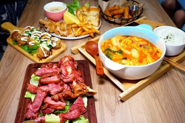 [高雄美食] 小食后Cafe- 超大型親子遊戲複合餐酒館/ 大人喝酒聊天小孩玩樂放鬆/ 高雄親子餐廳推薦/ 高雄親子餐廳 高雄聚餐餐廳推薦