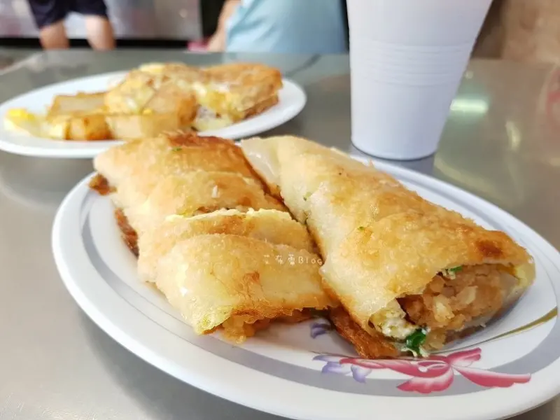 《高雄美食》藍鯨早餐店❤50年老店！手工製作蛋餅皮，可軟Q可酥脆~太優秀｡