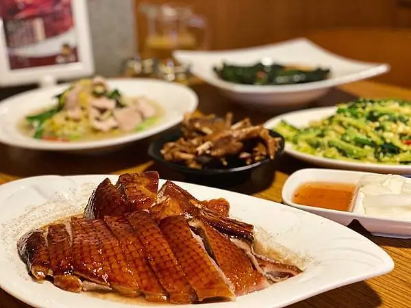 『台中西區|品八方燒鵝』香嫩多汁的燒鵝 鄰近國美館的合菜聚餐選擇