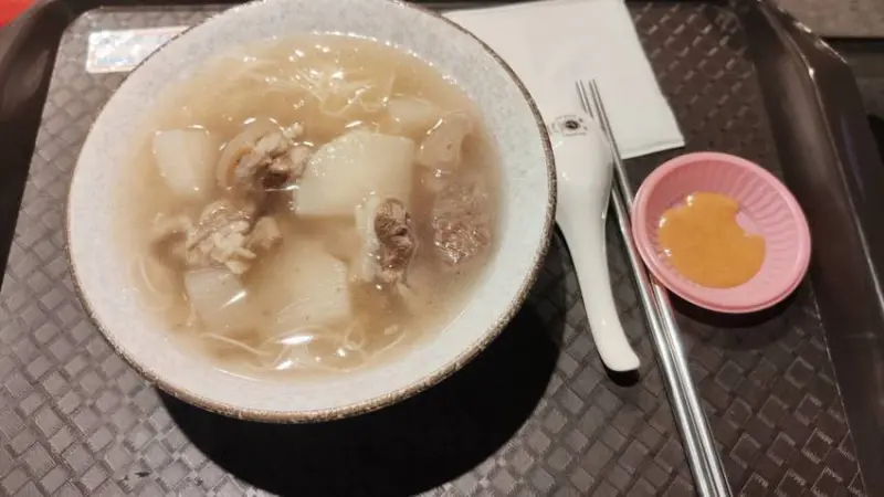 台中羊肉美食-第六市場溫體國產羊肉-清燉羊肉和羊肉麵線真的好好吃阿!!~