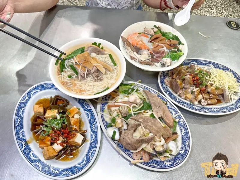 新竹縣竹北市竹北市場海鮮麵。海鮮米粉料多好吃又不貴！ 鴨肉麵好多肉！ (竹北公有零售市場美食.菜單營業時間地址電話) - 跟著踢小米吃喝玩樂趣
