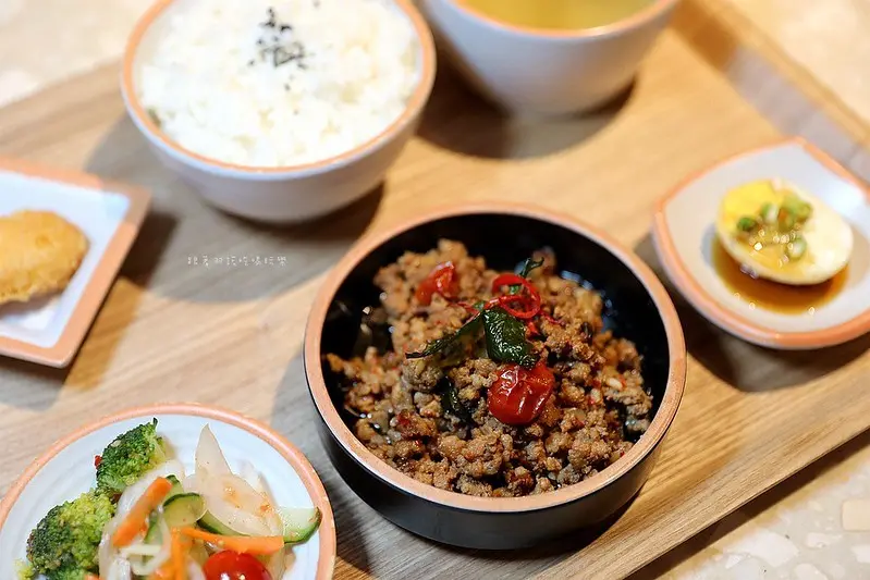 CP值也太高！百元泰式料理套餐，泰國茉莉香米、香茅茶、涼拌小菜、每日例湯無限吃到飽