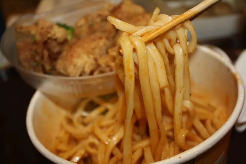 【南港美食推薦】山雞部(南港中信店):酒香濃郁的花雕雞腿塊加上Q彈麻辣中華麵條超過癮 @東吃東吃到處吃