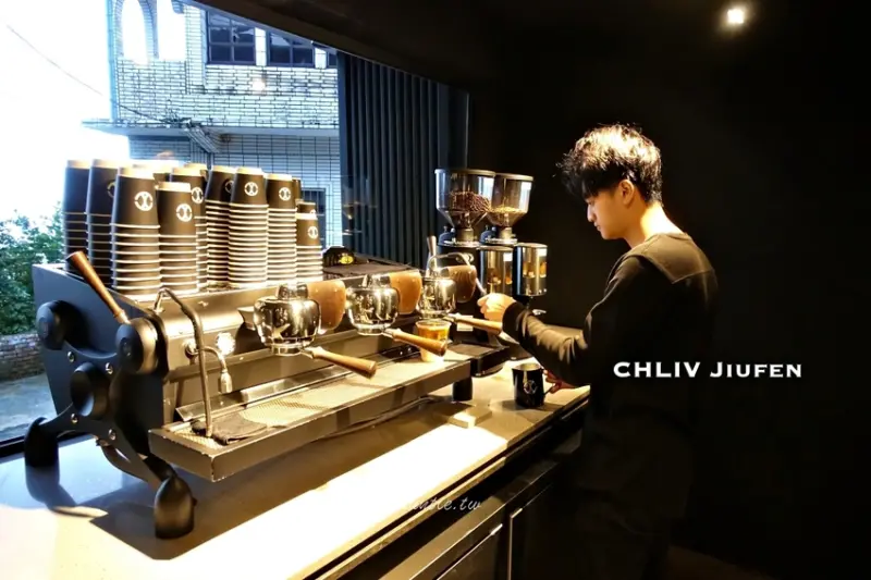 【新北】CHLIV 咖啡拉花冠軍 黑白風格輕便路九份美景咖啡廳