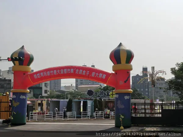 {新竹景點}2019新竹新景點：「走跳盒子貨櫃市集」，超多熱門網美拍照景點，大人小孩都愛的粉紅樂園，現場還有好吃又好拍的貨櫃美食！不時還有歌手來駐唱 ＃文末抽獎