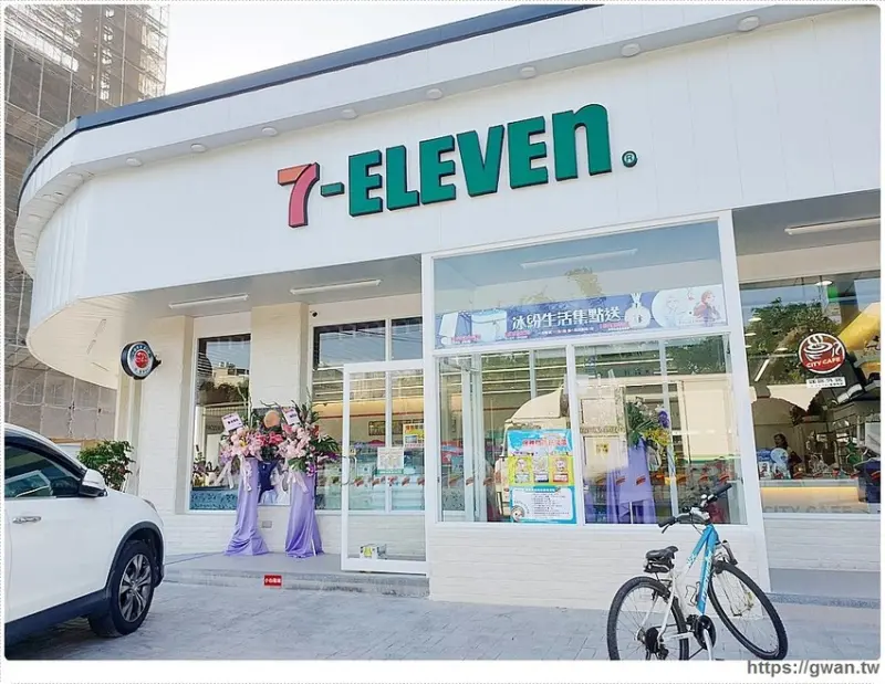 台中最新7-ELEVEN特色門市，純白簡約美得像咖啡廳的保雅門市 - 吃關關