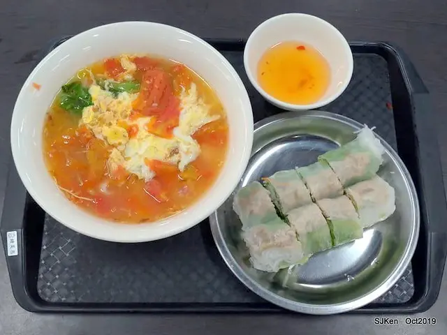 (南門中繼市場新開張) 美食廣場2樓《桂芬家》--- 蕃茄河粉與越南春捲，新鮮美味份量足!