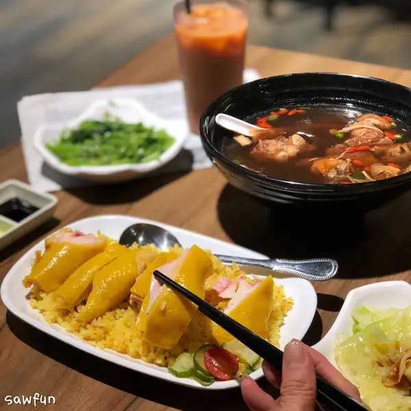【台北美食】星島海南雞飯 中山國中站海南雞腿飯 黑蒜肉骨茶 叻沙海鮮麵 港式奶茶 榮星花園附近道地南洋風料理