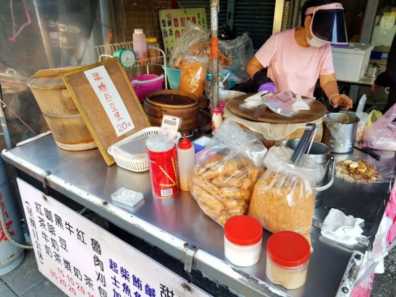 《高雄美食》阿梅飯糰（民族路飯糰）❤排隊早餐~3種口味4種米飯，加鹹蛋只要5元！