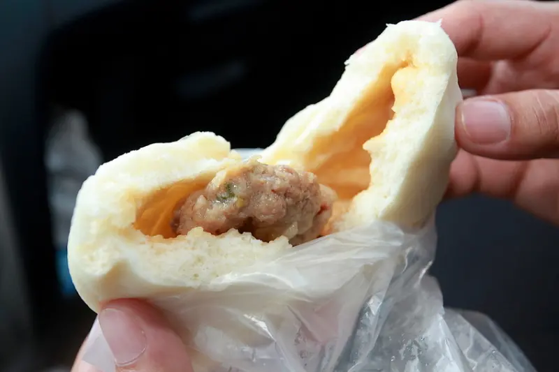 吃。高雄｜楠梓區。楠梓火車站周遭美食，在地知名包子店，很美味の包子，定價合理範圍「祥包子饅頭」。
