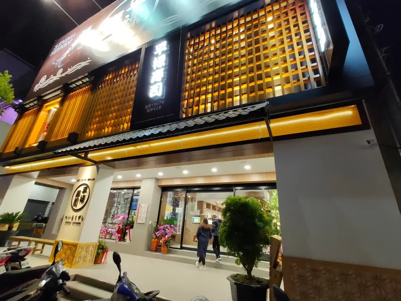 平祿壽司~台中迴轉壽司~喜歡熟食類壽司的推薦這一家有超多選擇。