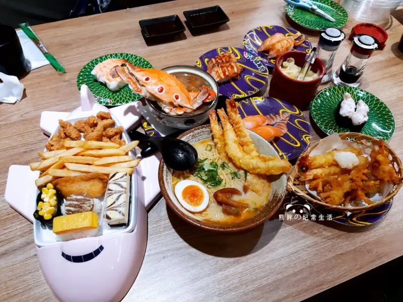 【台中北區】平禄寿司，號稱日本歷史最悠久的迴轉壽司，食材新鮮，價格實惠，特派NASA太空梭直達為你送餐，還有專人折氣球唷，台中美食推薦