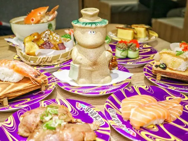 【台中】平禄壽司X鴻匠科技。東日本歷史最悠久迴轉壽司進軍台灣首站就選在台中啦~還有NASA火箭幫你送餐喔