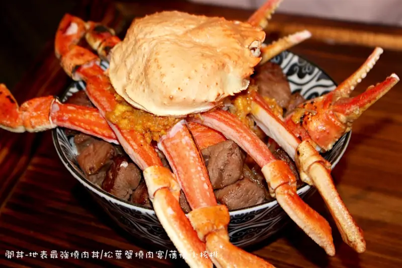 【台中秀泰美食】開丼燒肉 vs丼飯(秀泰站前店)-地表最強燒肉丼。季節限定！有著滿滿鮮甜蟹黃Ｘ蟹膏的松葉蟹燒肉丼、放上一整隻松葉蟹Ｘ角切牛排堪稱海陸最強組合的蟹飽王丼聯手出擊，每日限量20份！