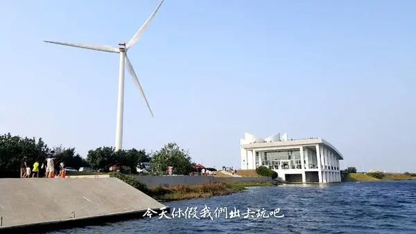 浪漫白色海豚屋。矗立在水中的白色建築超美。